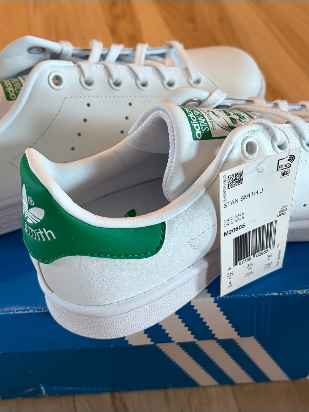 NWT Adidas Stan Smith Sneakers Size 4 Kids in Classic white with green